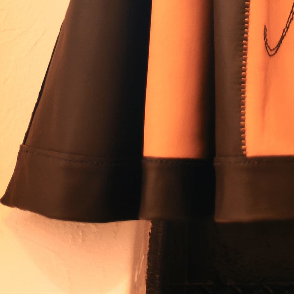 高橋 牧子Leather Curtain / Makiko Takahashi