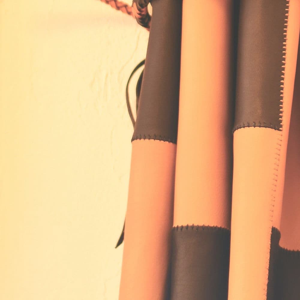高橋 牧子Leather Curtain / Makiko Takahashi